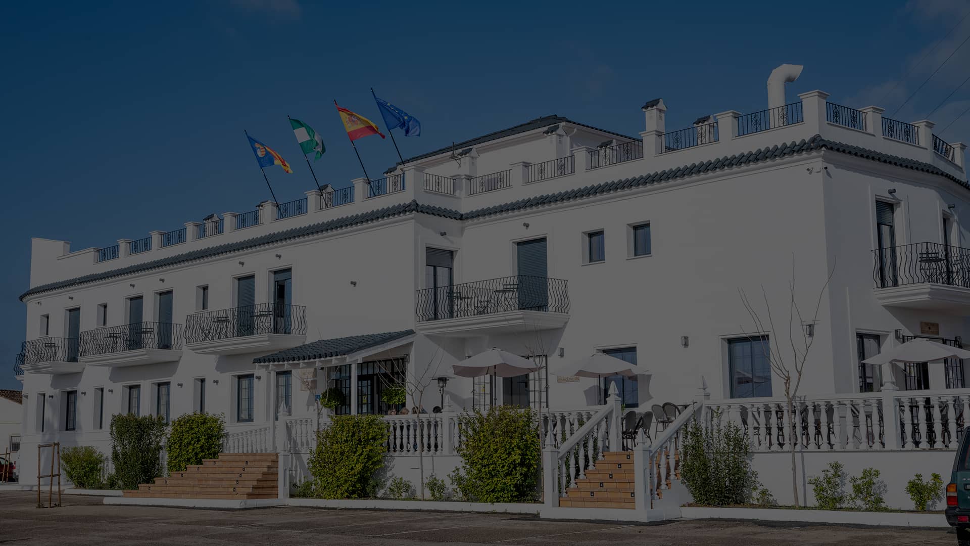 Hotel Los Molinillos Vista general de la blanca fachada del Hotel Los Molinilllos