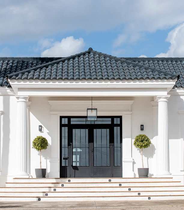 Salones de Eventos | Acceso Bonita puerta de entrada a la zona de eventos, de estilo clásico